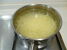 土豆丝拌蜇头的做法 步骤2