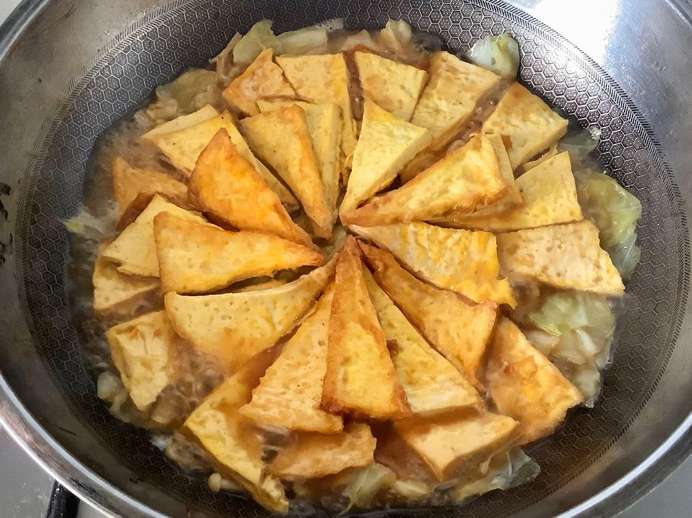 包菜金针菇豆腐煲的做法