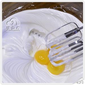 分蛋法制作杂粮坚果海绵蛋糕6寸的做法 步骤6
