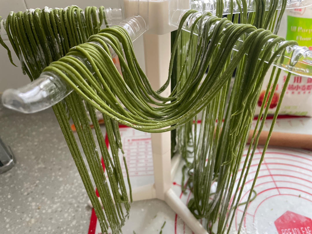 自制彩色果蔬面条︱超级简单的哟！