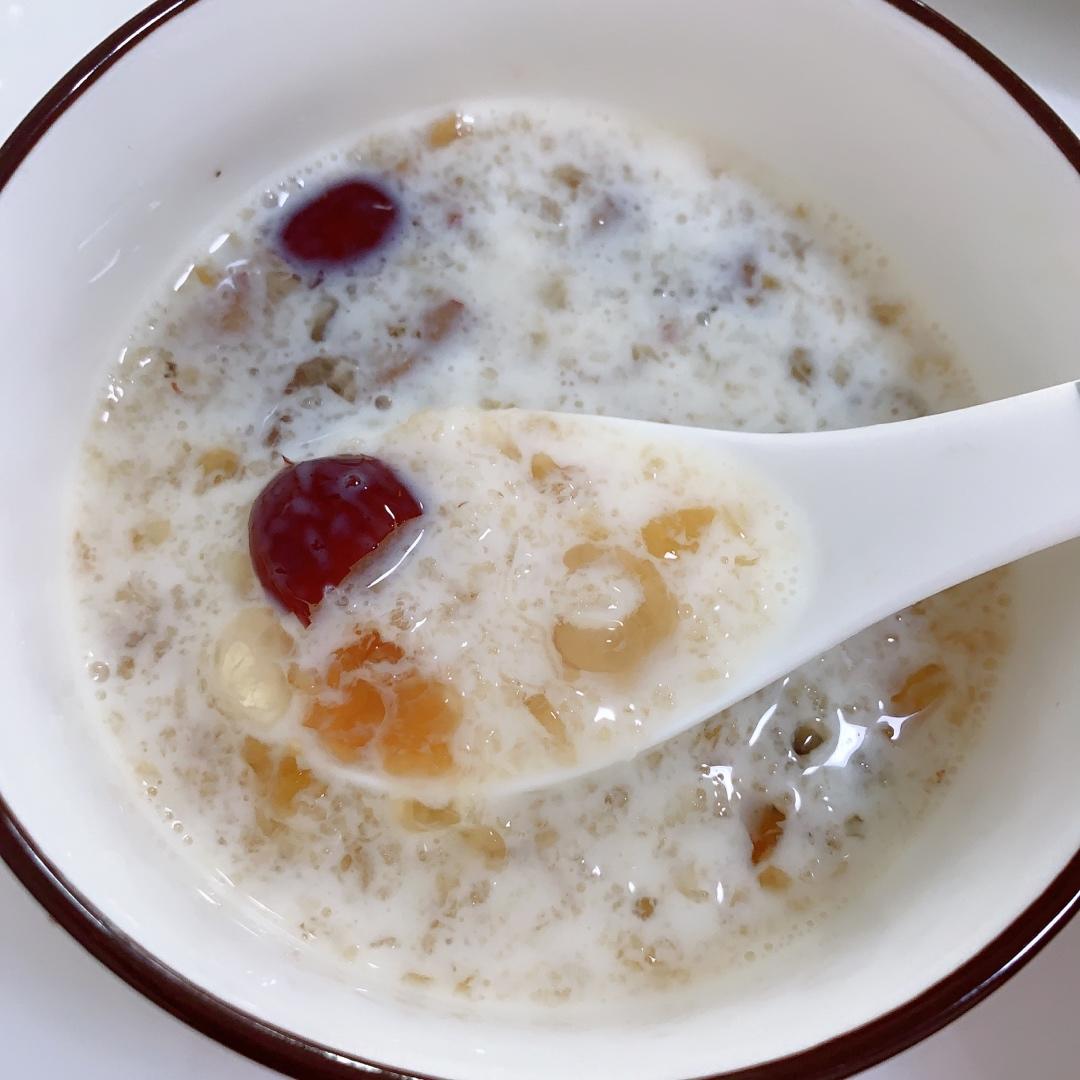 桃胶雪燕皂角米炖牛奶