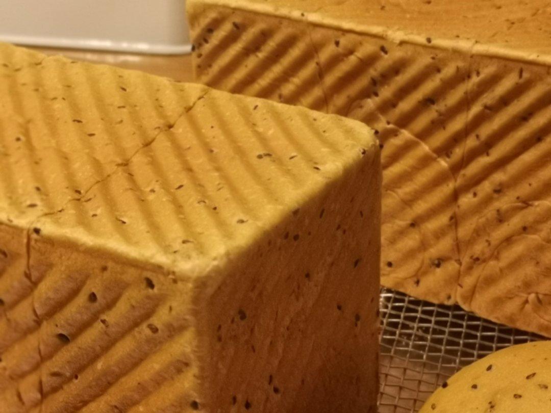 黑芝麻奶香吐司