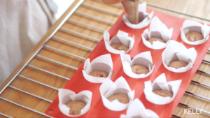万圣节鬼怪蛋糕 超软巧克力马芬/阿猪烘焙视频：特别篇的做法 步骤25