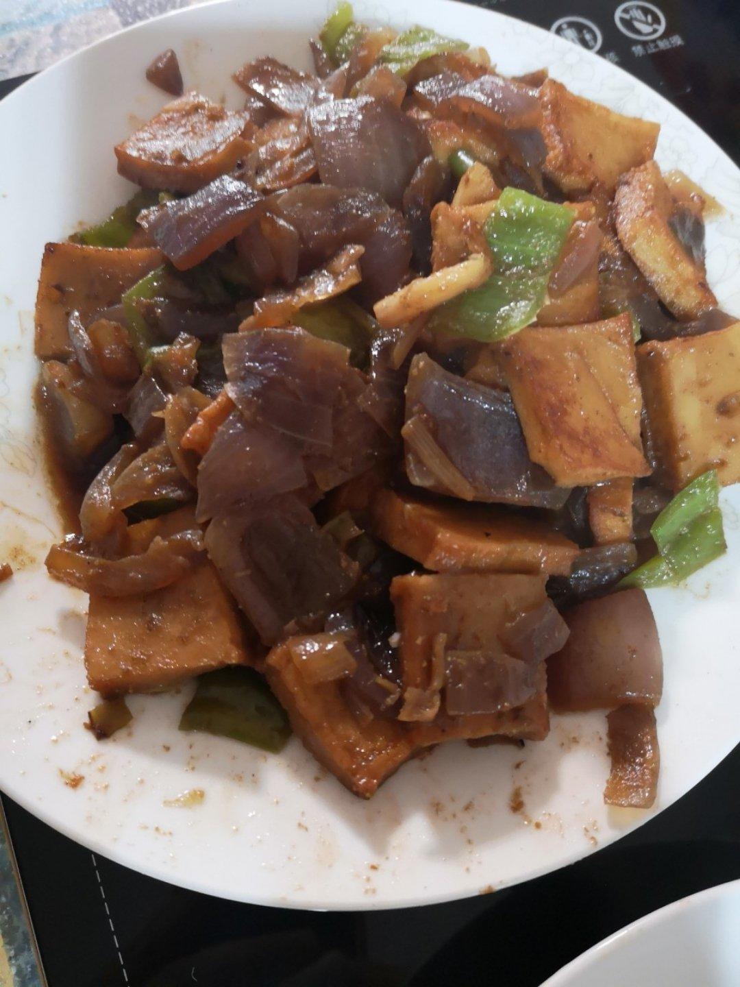洋葱炒鱼豆腐