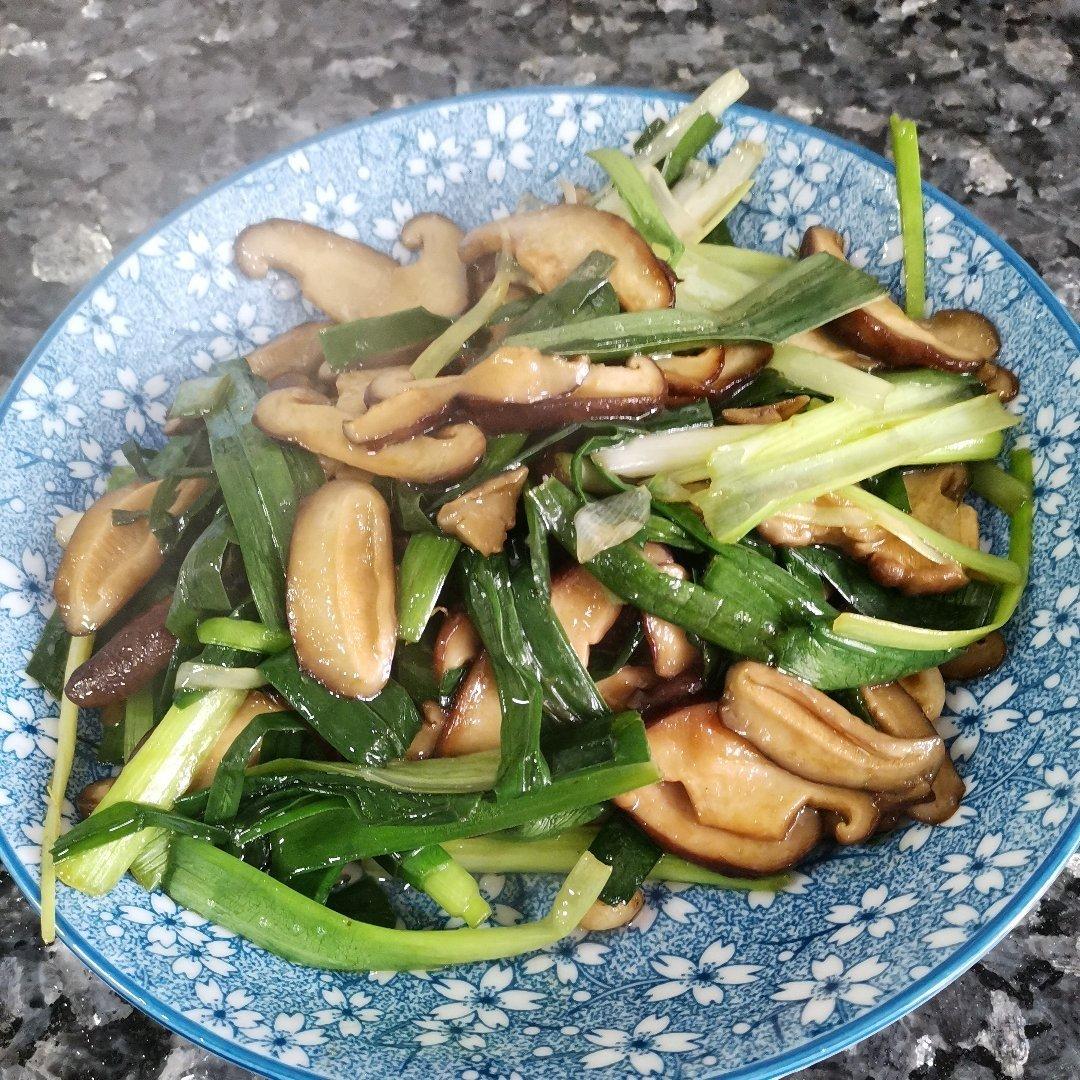 比肉好吃的降脂家常菜香菇炒蒜苗