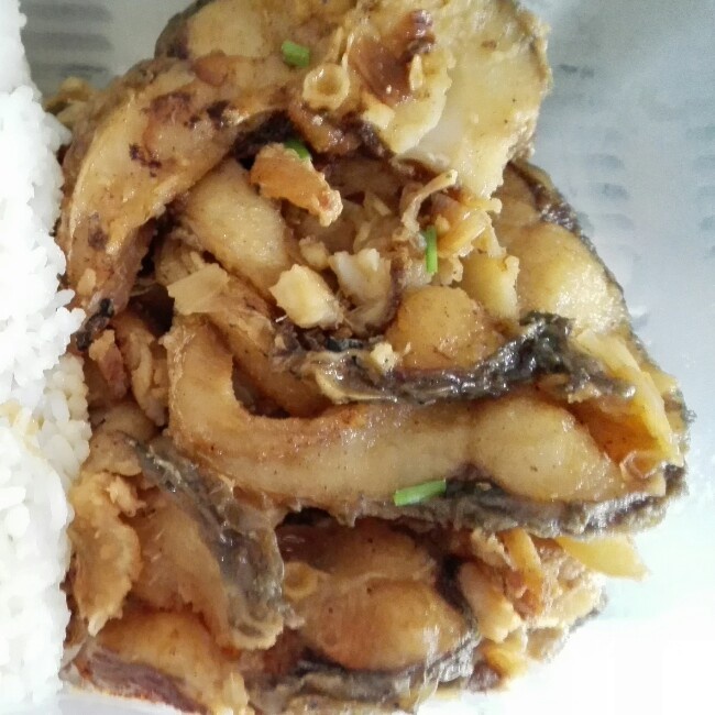 爆鱼。又叫熏鱼。