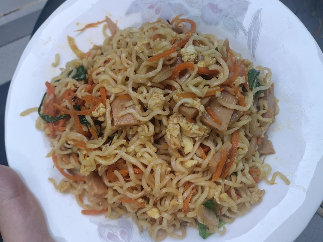 路边摊风味炒方便面