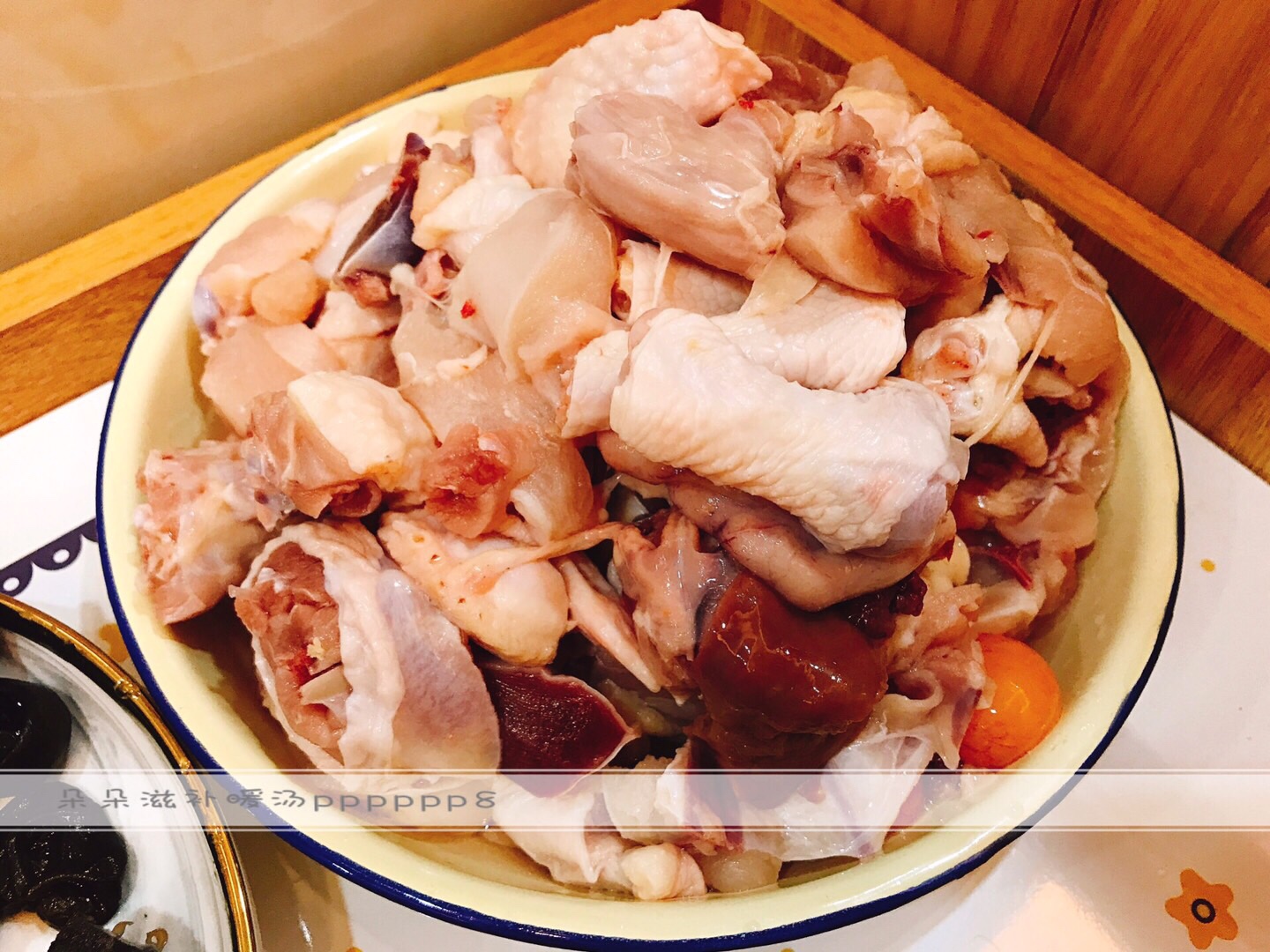 海参香菇红枣焖鸡的做法 步骤3