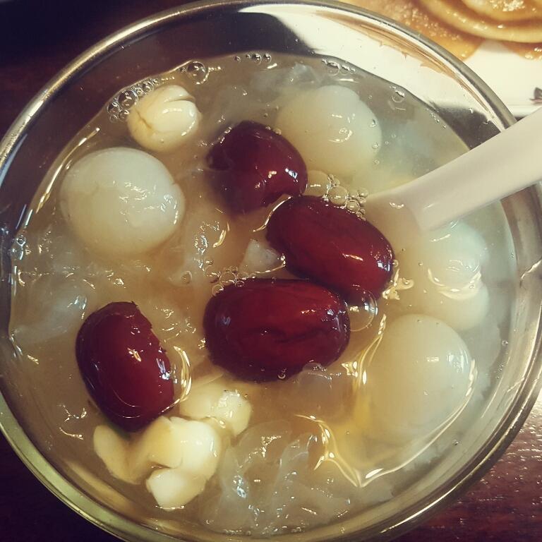 鱼头泡饼做的桂圆莲子银耳汤