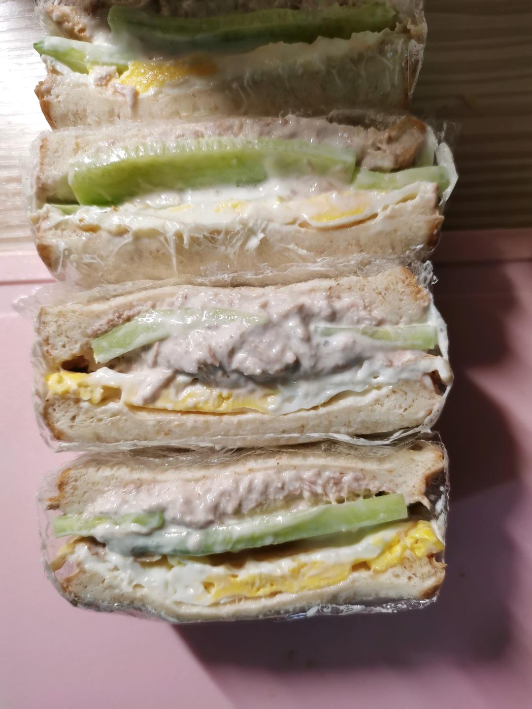 金枪鱼三明治
