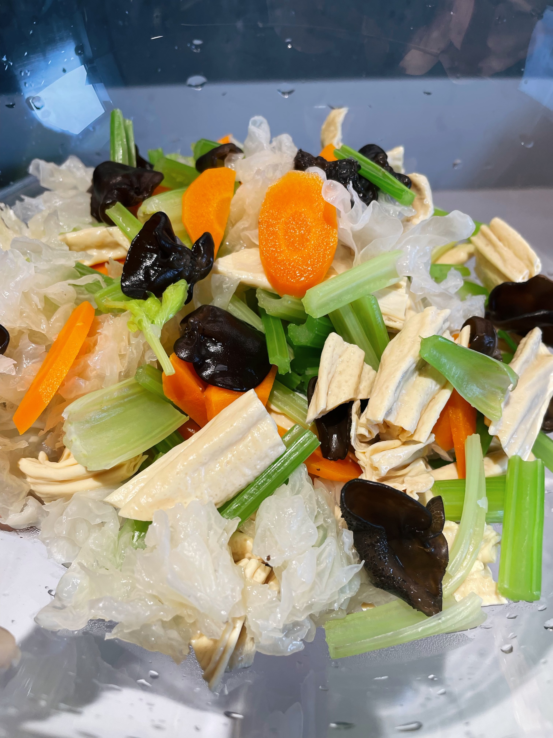 素什锦｜芹菜、胡萝卜、木耳、银耳、腐竹、黄瓜、花生…夏日营养不能再全面的凉菜的做法