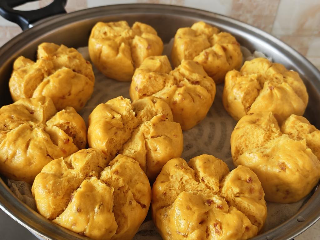 不加一滴水的南瓜开花馒头，纯南瓜泥和面，无需泡打粉，枣香浓郁个个开花