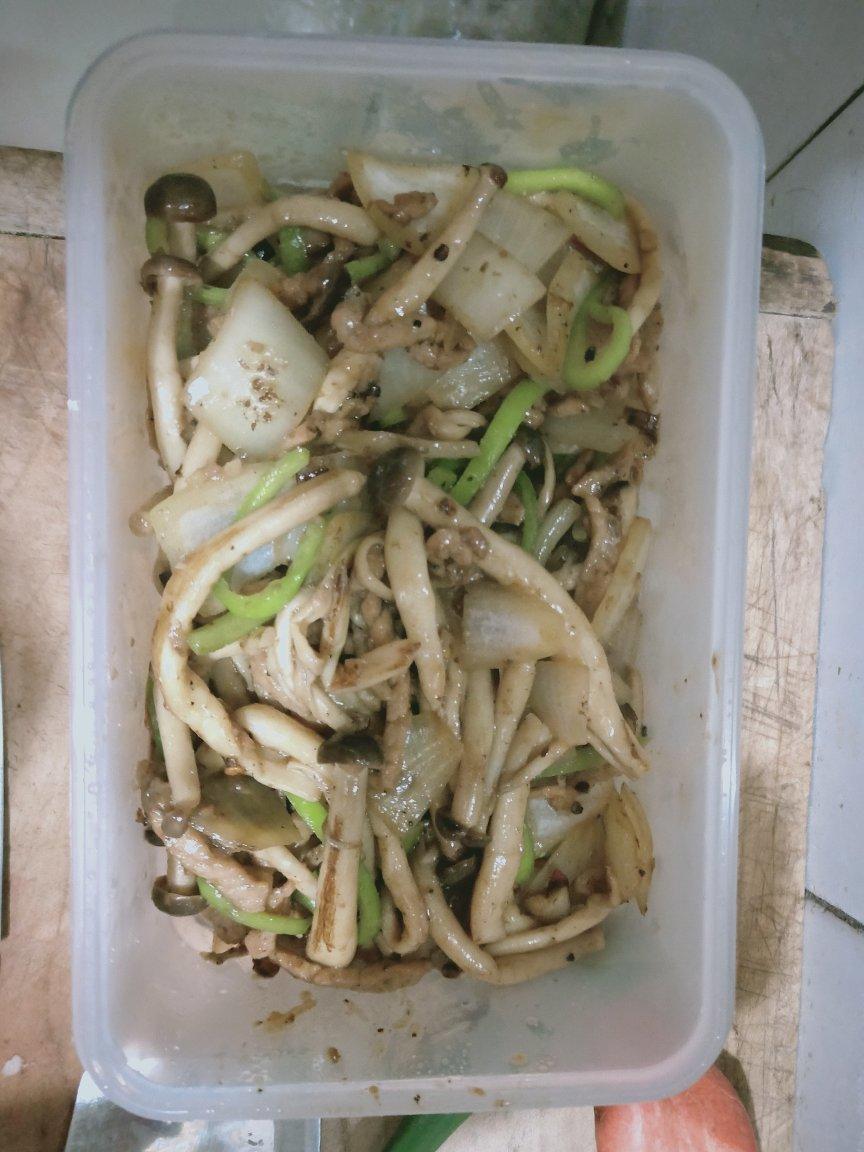 黑椒蟹味菇炒肉