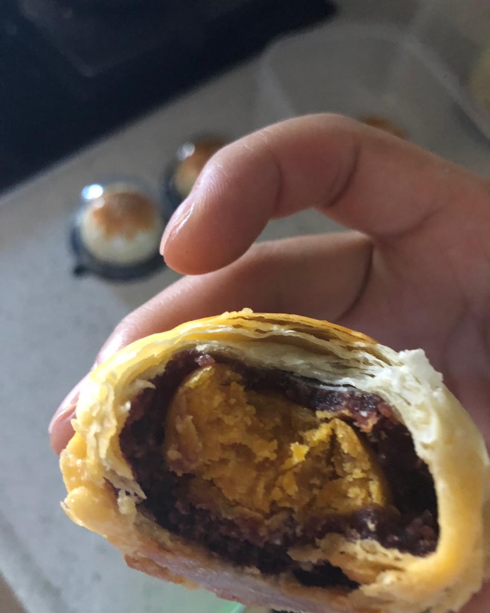 蛋黄酥 Danhuangsu