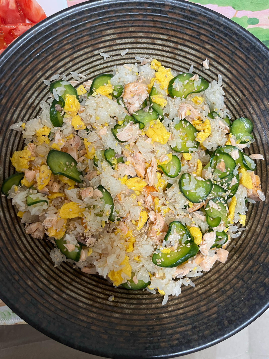 【昨日的美食】三文鱼鸡蛋青瓜散寿司（夏日轻食）