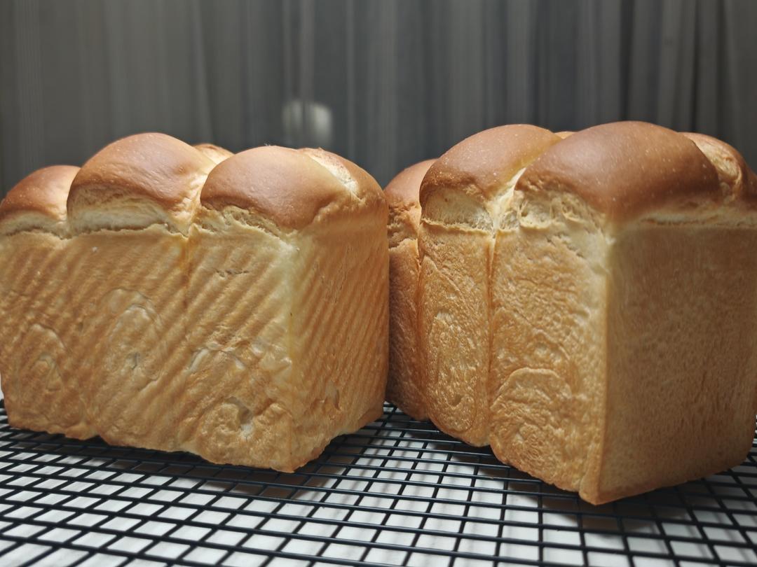两条超级软的甜甜吐司