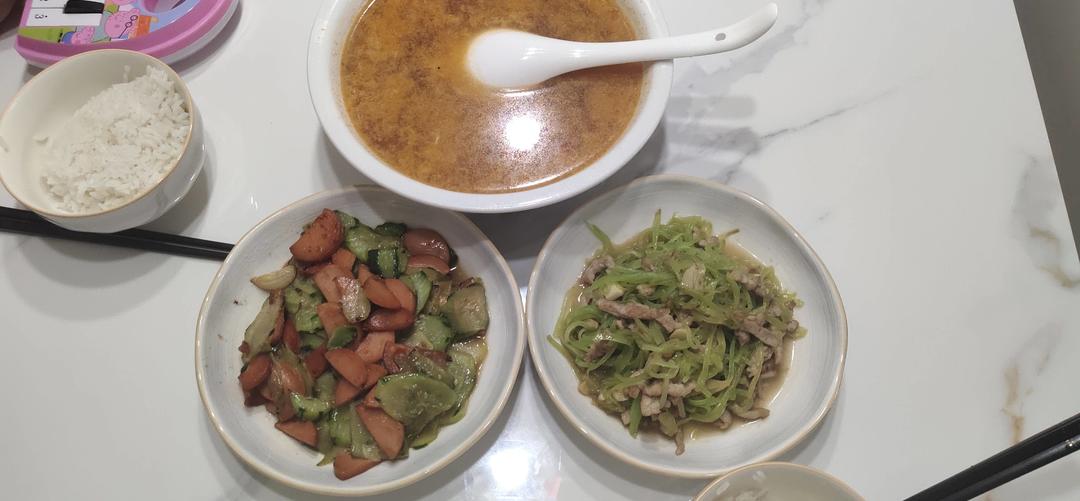 清爽解腻巨下饭的莴笋炒肉丝！