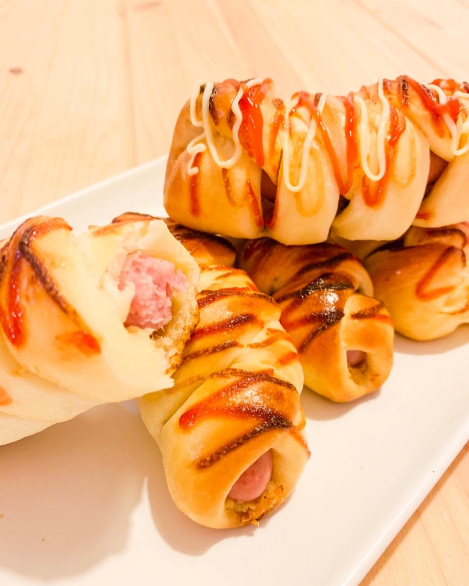 小语童鞋做的香肠肉松面包卷