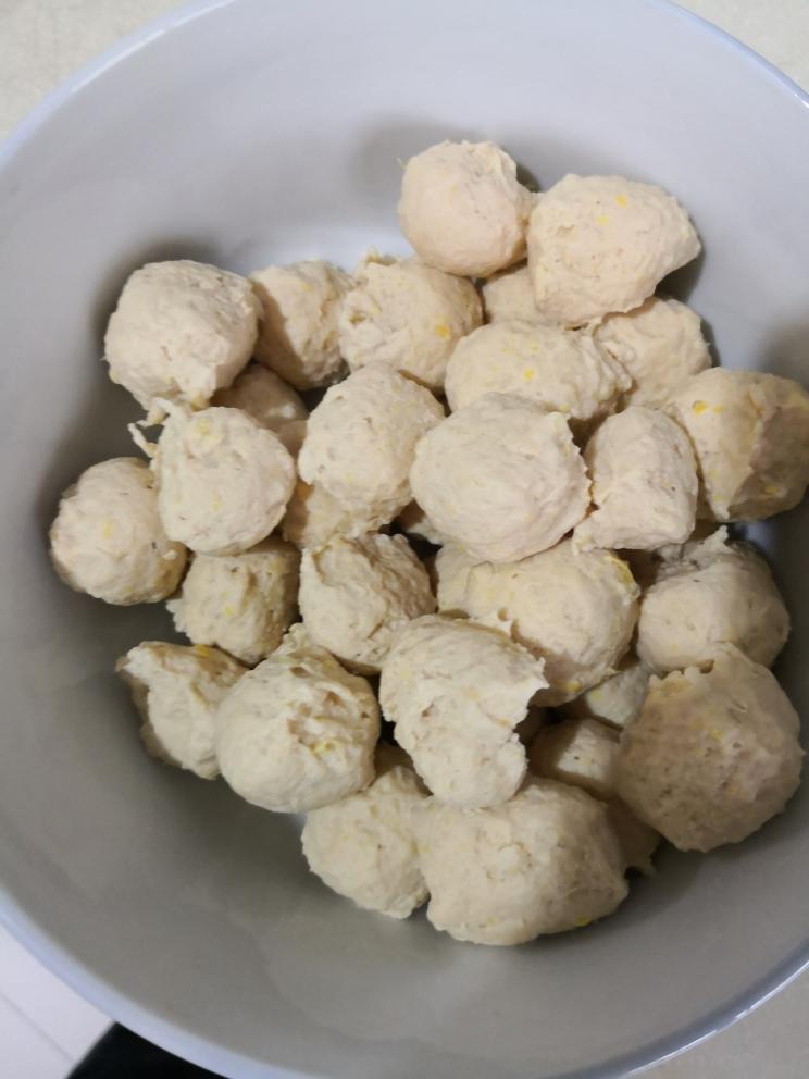 低脂好吃的鸡胸肉三文鱼丸的做法