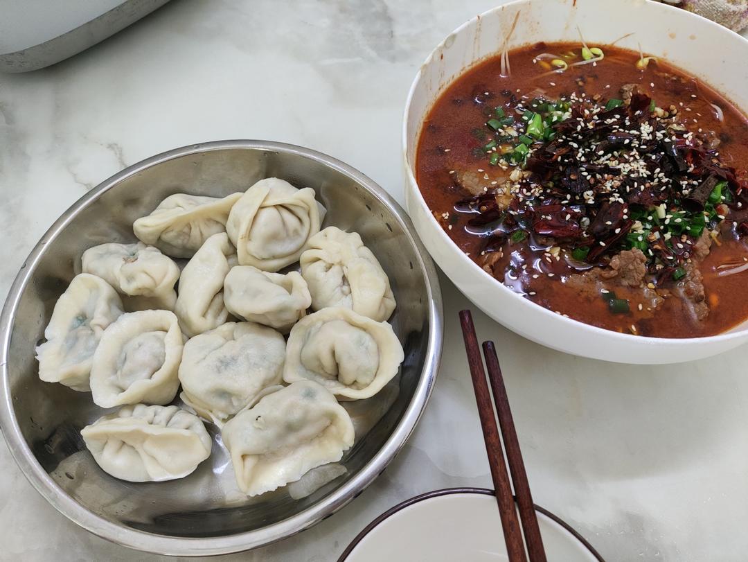 韭菜猪肉饺子(附擀皮和最简单的饺子包法)