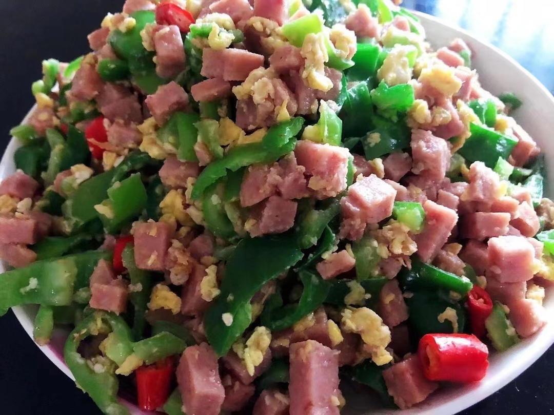 彩椒鸡蛋炒午餐肉