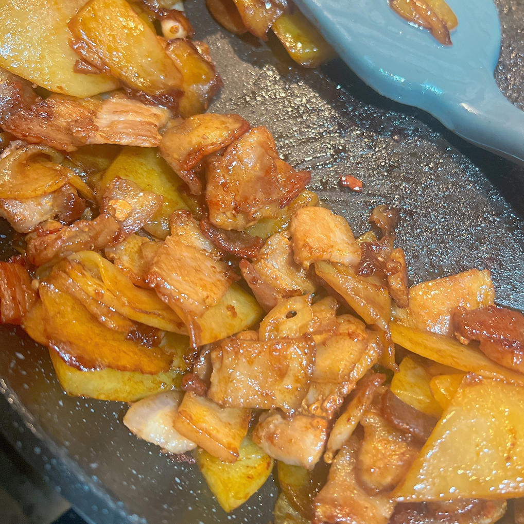 五花肉干煎土豆