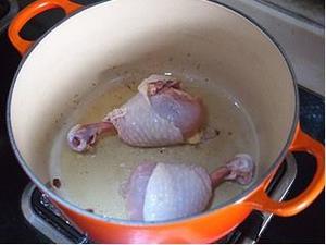 锅烤红酒草菇鸡腿的做法 步骤4
