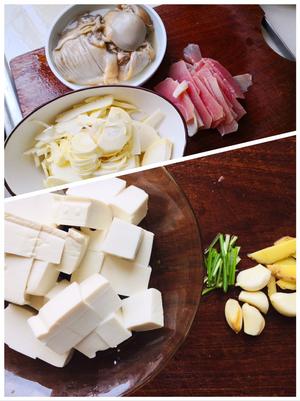 河蚌咸肉竹笋豆腐煲的做法 步骤3