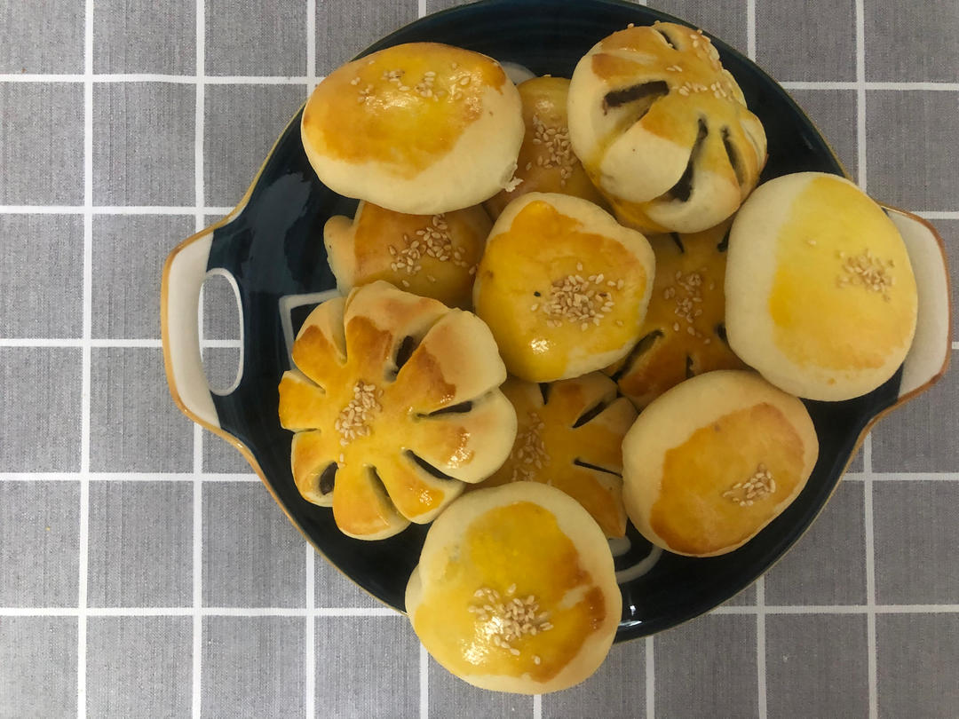 超软的奶香红豆沙面包