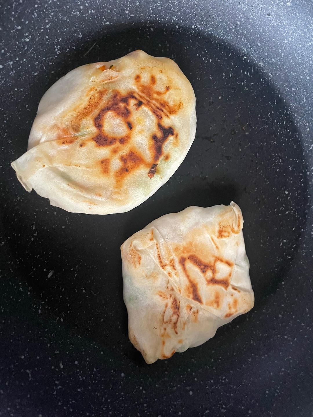 早餐用春卷皮做香蕉饼，不用和面擀皮，几分钟就能做好，特别好吃