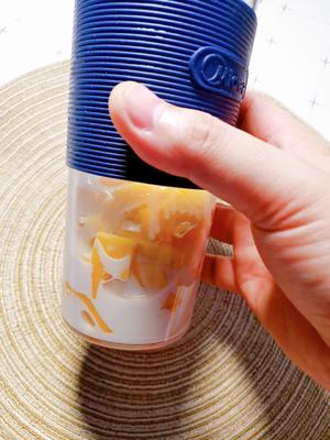 超简单芒果🥭牛奶棒冰的做法 步骤3