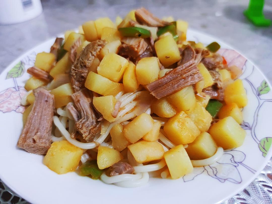 土豆牛肉盖浇面