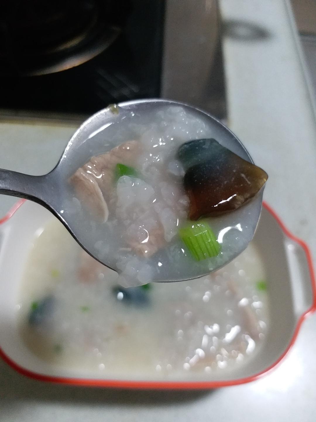 皮蛋瘦肉粥的做法