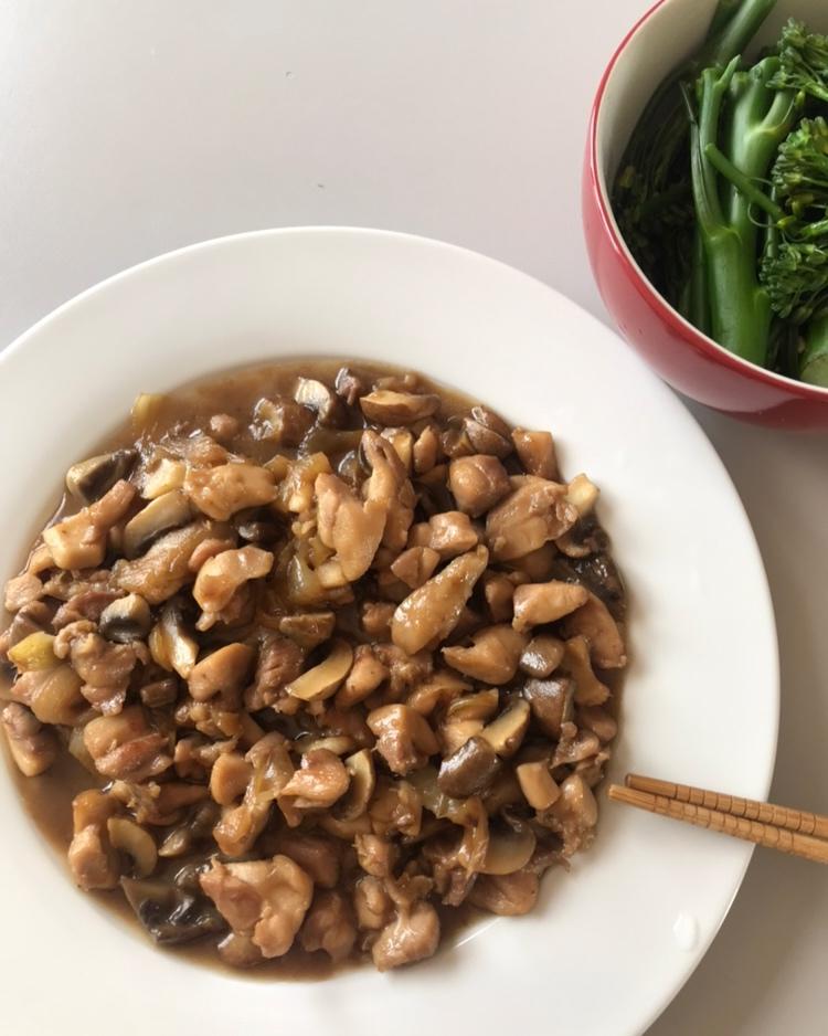 鸡腿肉炒蘑菇