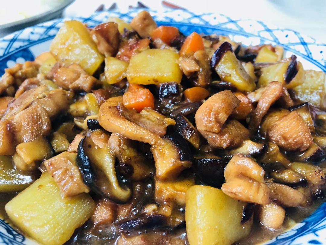 香菇土豆炖鸡肉