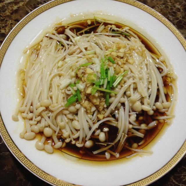 葱油金针菇——10分钟快手菜，你绝对不能错过的美味~