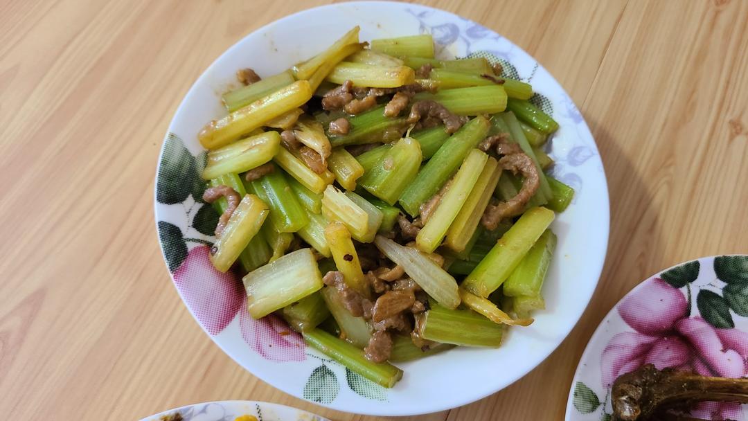 超下饭的芹菜炒牛肉