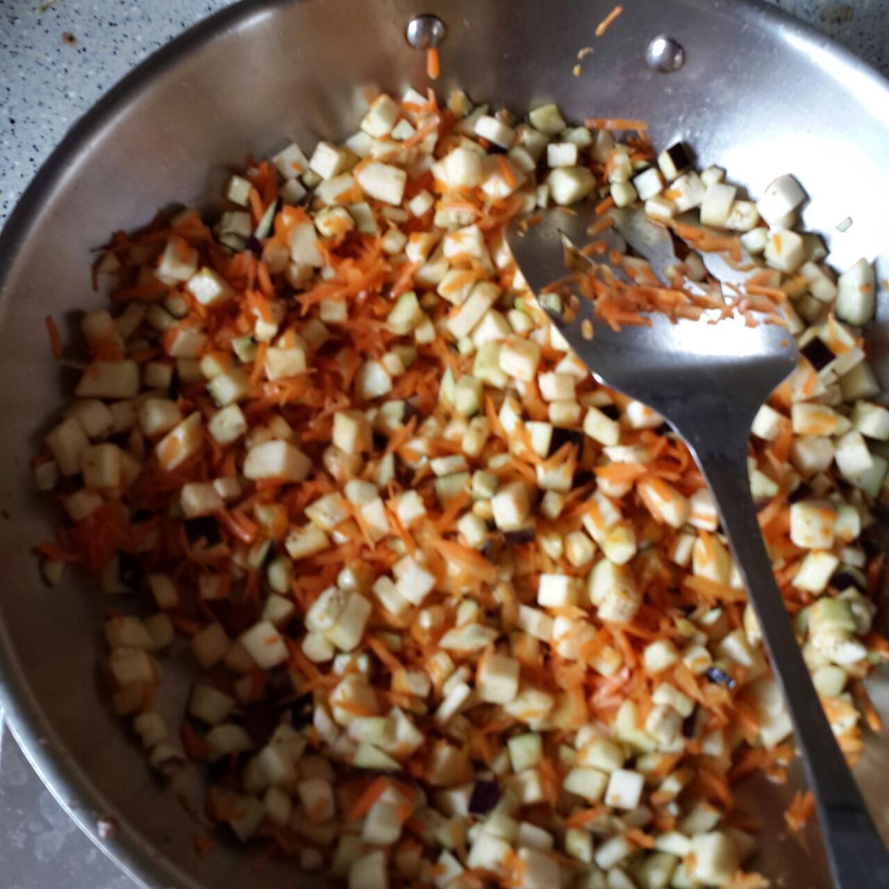 发面超快的茄子肉虾仁水煎包的做法 步骤7