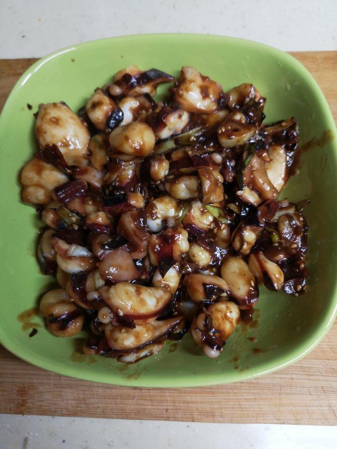 酱爆章鱼足（麻辣酱香！超级像路边摊的铁板鱿鱼味道！特别下饭！）