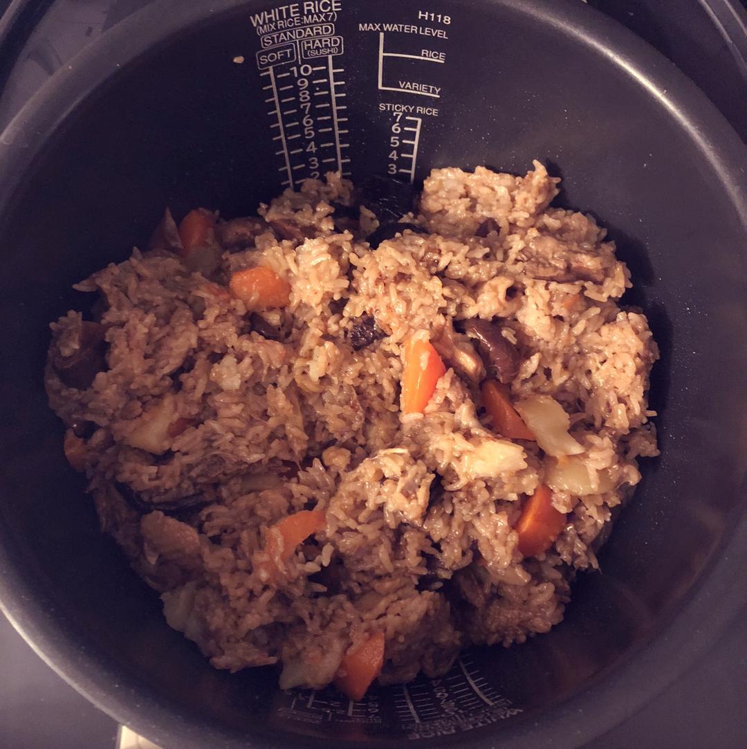 【香菇鸡肉焖饭】