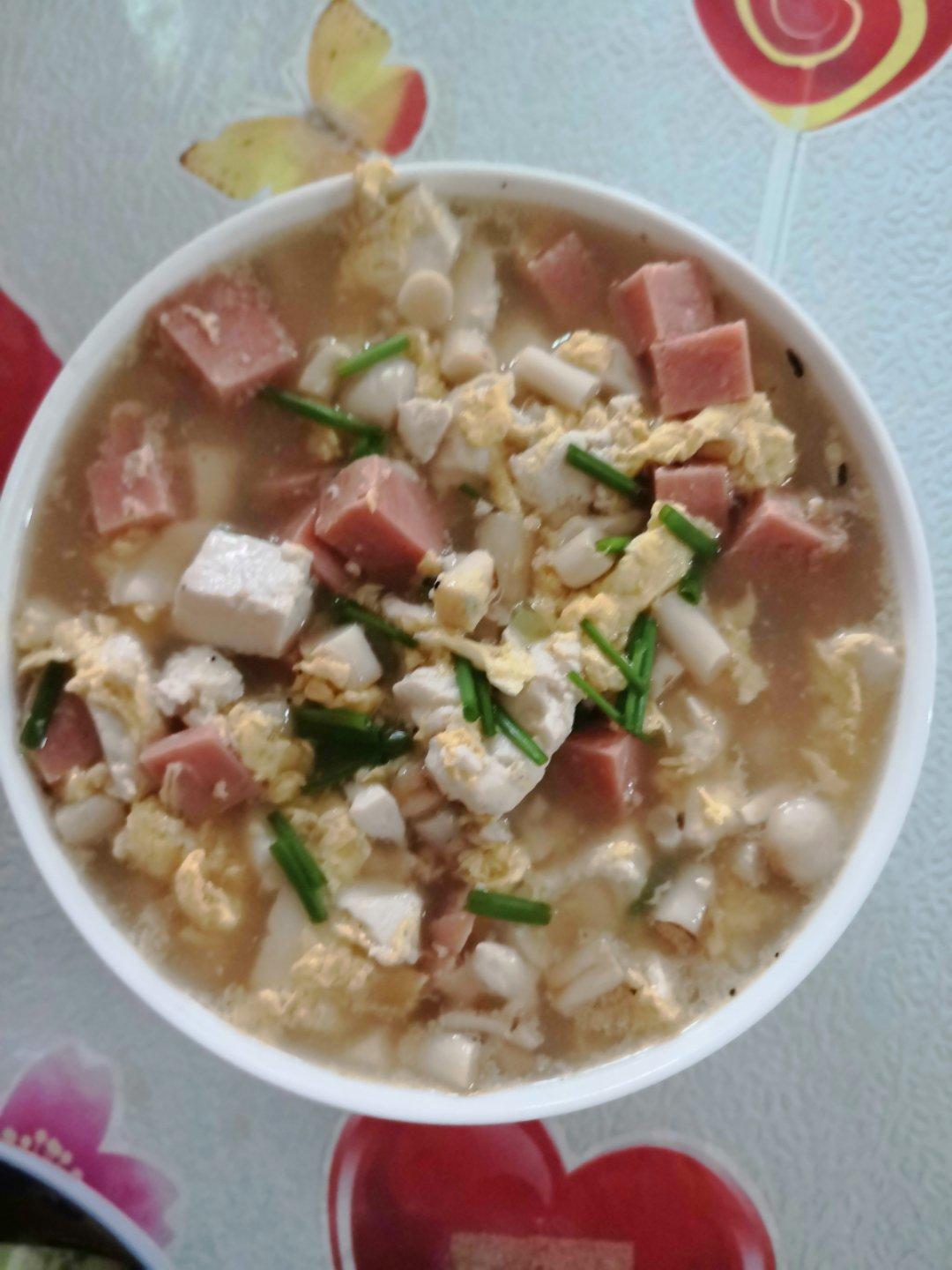 鲜掉眉毛的菌菇豆腐汤