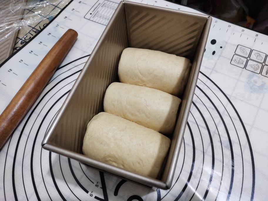 全麦拉丝吐司                              一次发酵就成功