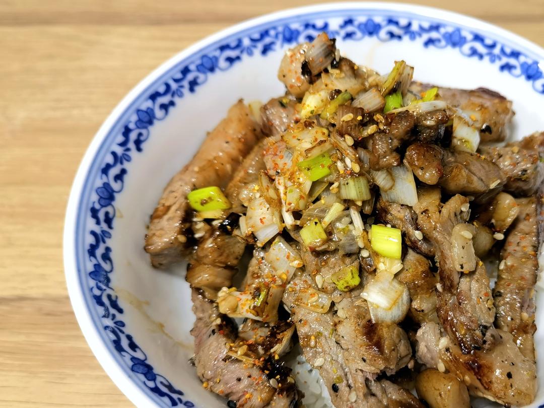 牛排换个高级做法“葱酱牛排丼”的做法