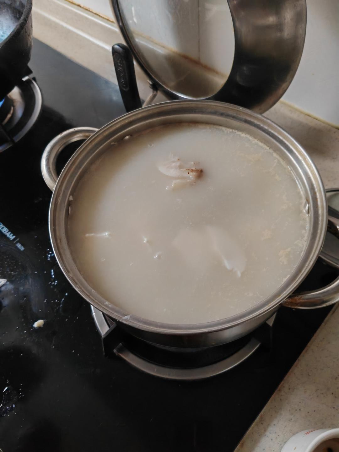 鱼头汤（鱼头豆腐时蔬汤、味鲜汤白有窍门)