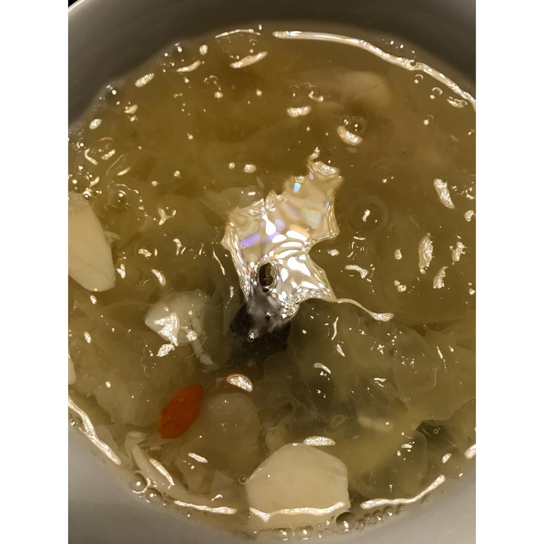 冰糖炖鲜银耳