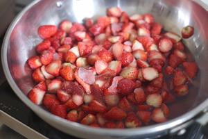 家庭版自制草莓酱的做法 步骤1