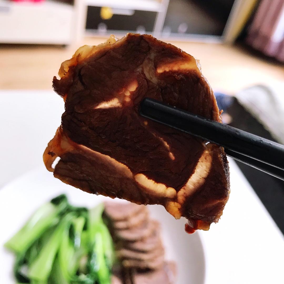 用有态度的【五香卤牛肉】，下有故事的酒