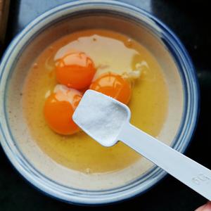 超级嫩滑的鸡蛋羹 做法简单 老人孩子都喜欢的做法 步骤2