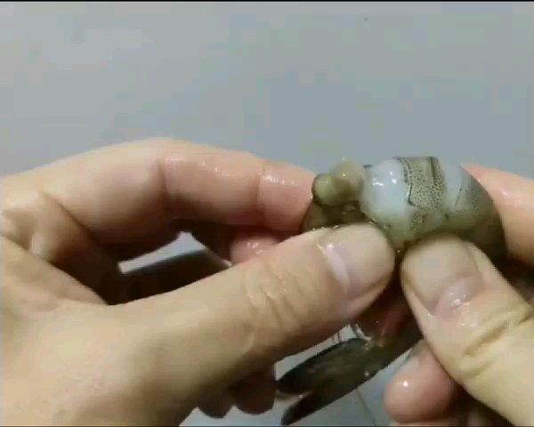 基围虾的三种做法（白灼基围虾、椒盐基围虾和油焖基围虾）的做法 步骤2