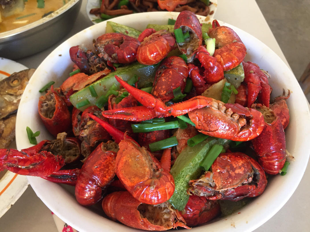 干净简单超香版十三香小龙虾（教你这么挑小龙虾，怎么彻底清洗）